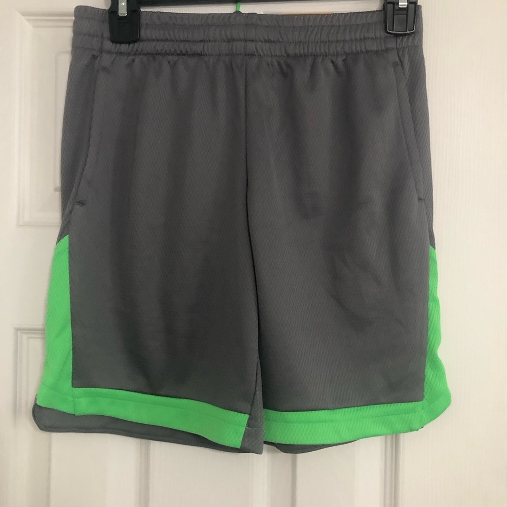Tek Gear NWT husky boys size small grey with green new basketball shorts new‎